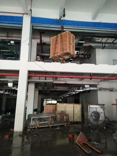 重庆腾跃公司：厂房吊装设备安装现场
