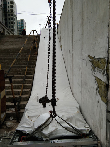 高层吊装设备重庆腾跃运输公司扶梯吊装现场
